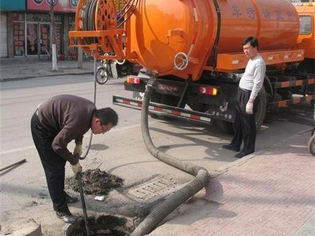 阜龙乡清掏化粪池，健康生活从这里开始