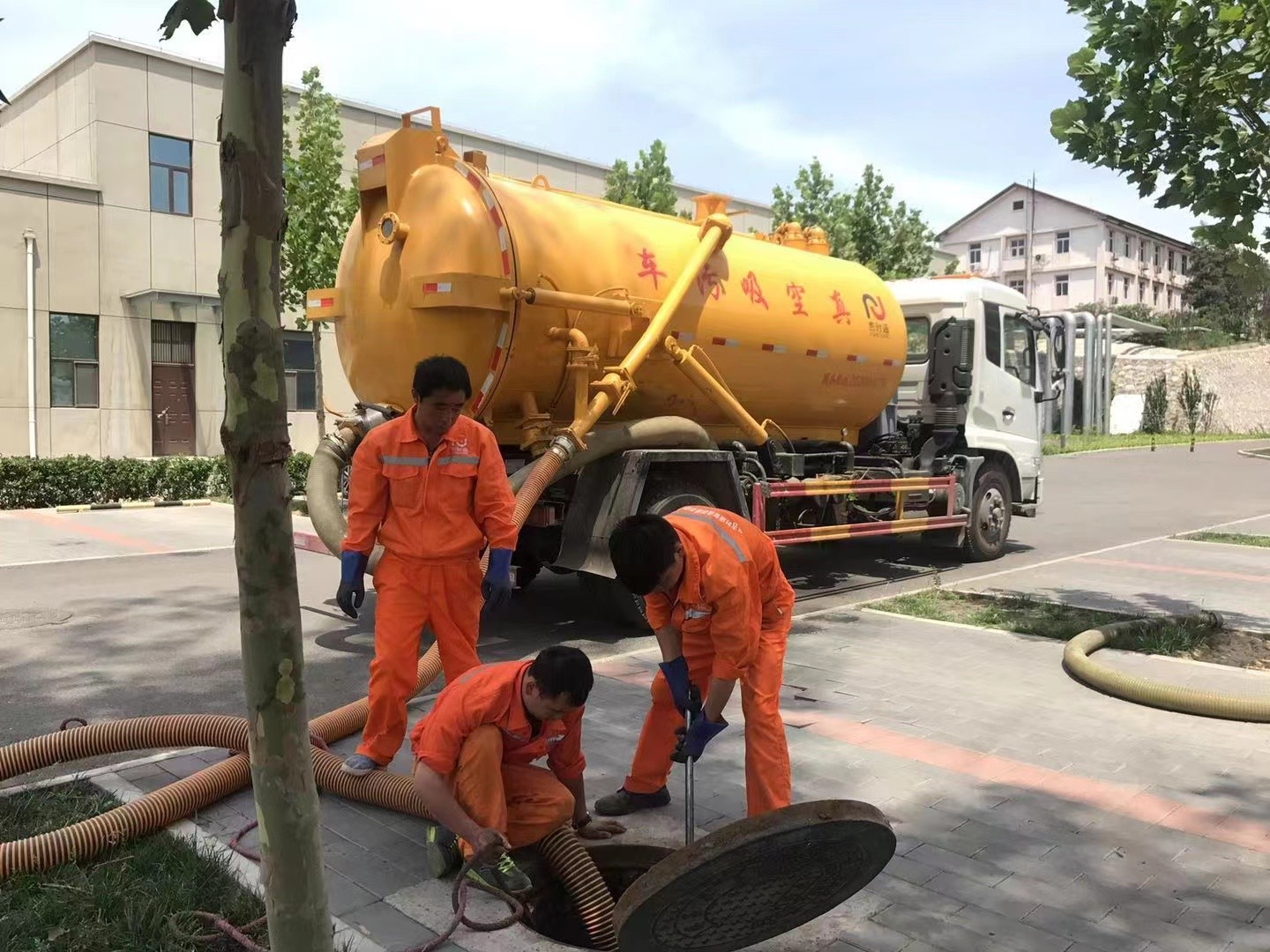 阜龙乡化粪池清理与5-8吨吸粪车施工效率分析